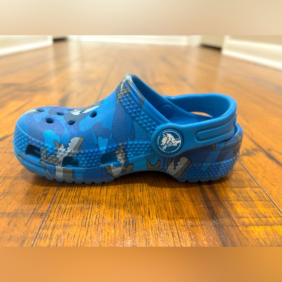 Crocs Classic Clogs Ocean Blue Shark Camouflage Size C7 Toddler Boy - Picture 11 of 12